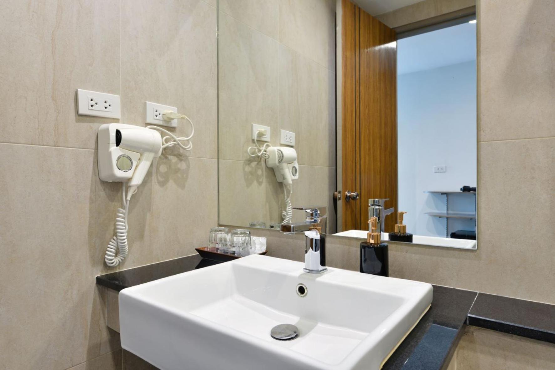 Bedever Boutique Bangkok Hotel - Bts Phra Khanong Kültér fotó